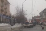 В Омске столб перегородил дорогу
