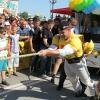 Михаил Шивляков протащил автобус на 2 м 75 см. (с) Фото В. Казионова